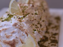 Bûche citron meringuée aux éclats de pistache
