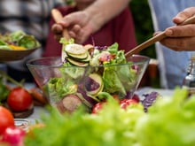 Pourquoi placer votre vinaigrette au fond du saladier est loin d'être la méthode idéale