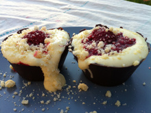 Tiramisu framboise dans sa petite corbeille en chocolat