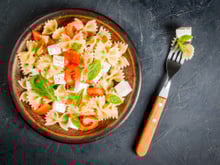 Salade de farfalles aux tomates crues