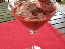 Sorbet fraises et son coulis pêche-fraise parfumé à la menthe et à la verveine