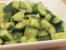 Salade de concombre tabassé
