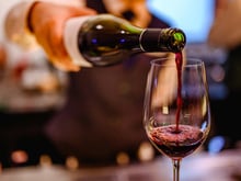 Mettre un glaçon dans un verre de vin : hérésie totale ou vraie bonne idée ?