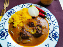 Bœuf aux oignons caramelisés, gimgembre, piment, au lait de coco et curcuma