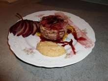 Carpaccio de canard et foie gras, poire au floc de gascogne & anjou rouge et sa purée d'ail au piment d'espelette