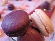 Macarons violette / cassis et macarons à la rose