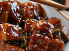 Poulet frit accompagné d'une sauce soya et un peu de ketchup