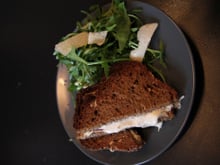 Croque messieurs du soir et sa salade de roquette, copeaux de parmesans par Morgan