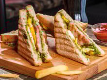 Sandwich chaud au poulet grillé et pesto