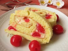 Biscuit roulé à la crème et cerises au sirop