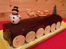Bûche chocolat / fève tonka & glaçage au chocolat brillant