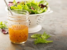 Marre de la vinaigrette classique ? Voici une sauce pour salade qui change tout