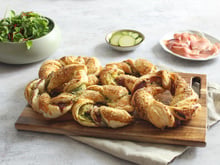 Couronnes de courgettes gratinées, jambon, ricotta et pesto