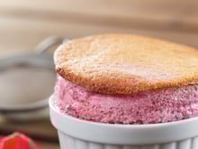 Pour changer du clafoutis, craquez pour ce soufflé aux cerises très gourmand