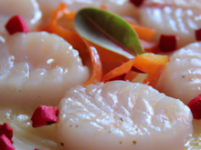 Carpaccio de Saint-Jacques aux baies roses