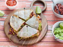 Fajitas façon quesadillas aux avocats, cheddar et haricots rouges