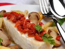 Dos de cabillaud sauvage d'Alaska, vierge de Goji  au pomelo garni d'une poêlée de reinette, céleri et cèpes