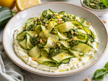 Tagliatelles de courgettes : prêtes en 5 minutes, voici la recette magique à base de pesto et crème de feta pour cuisiner léger sans allumer les plaques