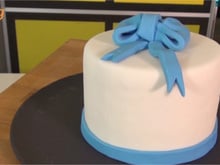 Comment décorer un gâteau d'anniversaire en pâte à sucre ?