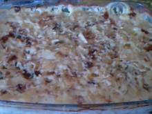 Gratin de pommes de terre avec escalope et champignon