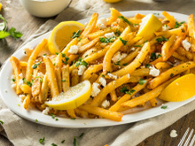 Les Greek Fries :  connaissez-vous ces frites à la feta parfaites pour l’été ?