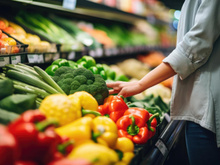 Passer ses fruits et légumes sous l’eau ne suffit pas pour éliminer les pesticides : ce toxicologue donne ses recommandations