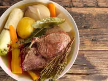 "Ça devient une dinguerie" : le secret insoupçonné d’un Meilleur Ouvrier de France pour un bouillon de pot-au-feu inoubliable !