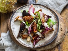 Salade d'endives rouges, betterave, mesclun, figues et noix de pecan