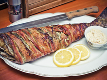 Bar dans son habit de lard grillé