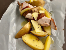 Rôti de porc aux pommes de terre en papillote