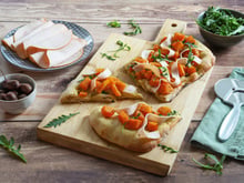 Focaccia garnie aux tranches de blanc de poulet, butternut rôti et roquette