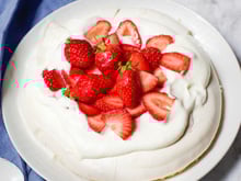 La pavlova : meringue, crème fouettée et fraises