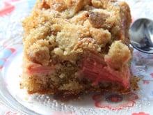 Gâteau à la rhubarbe façon crumble