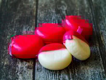 Les gens n'en reviennent pas quand on leur explique de quoi est vraiment faite la coque du Babybel