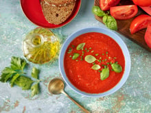 Oubliez la poubelle : le secret de ce chef pour recycler vos tomates et votre basilic fatigués