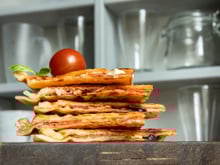 Croque-gaufres au jambon : le plat prêt en quelques minutes qui régale toute la famille