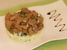 Tartare de veau et compressé de pommes au saint marcellin