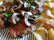 Porc frit aux champignons, poireau et fromage
