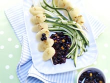 Brochettes de gnocchis  sur spaghetti de courgettes avec sauce myrtille
