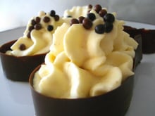 Mousse à la banane dans sa coque en chocolat