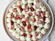 Dessert aux fraises, namelaka citron vert, chantilly mascarpone-pistache sur sablé breton