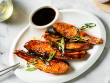 “Vous n’arrêtez pas de me réclamer cette recette” : Cyril Lignac dévoile sa façon très gourmande de cuisiner le saumon