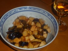 Salade de fruits pommes prunes aromatisee au jus d'oranges et jus de framboises