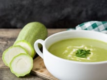 "Un délicieux velouté aux courgettes et au Kiri qui devrait sans aucun doute plaire aux enfants" : voici notre recette parfaite pour affronter la grisaille de la rentrée !