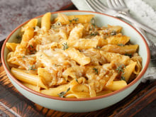 Ce que les Italiens ne font jamais lorsqu'ils réchauffent un plat de pâtes de la veille