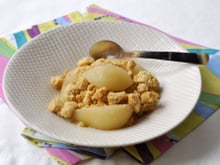 Poires pochées au thé au jasmin et son crumble