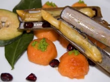 Salade de couteaux de mer et de feijoa, papaye, grenade et combava.