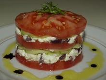 Mille-feuilles de tomates à la féta et aux concombres maison