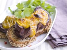 Crostini de rognons de porc gratinés au fromage et à la bière