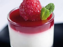 Verrine de mousse de Philadelphia, biscuit et gelée de framboises